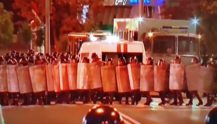 Полный рюкзак долларов и спланированные наезды на ОМОН: Что не так с протестами в Белоруссии?