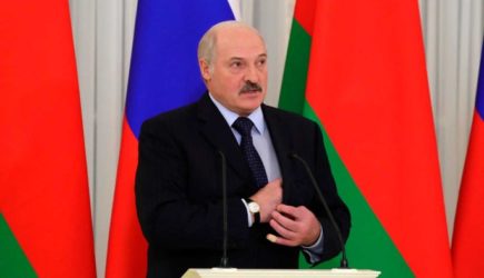 Лукашенко ответил на требование рабочих провести повторные выборы: Никогда не дождетесь