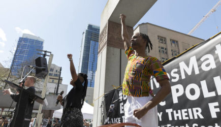 На колени встали? Теперь отдавайте дома: В США белых выгоняют из их жилищ