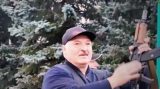 Снова с автоматом: Лукашенко вышел на площадь Независимости