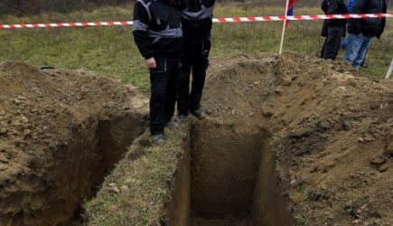 Копали могилы на скорость: россияне провели странный конкурс