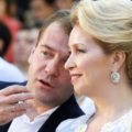 А Вы знаете кто у Медведева жена? Лучше присядьте