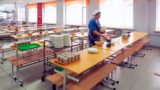 В российских школах начали бесплатно кормить горячим по указу Путина