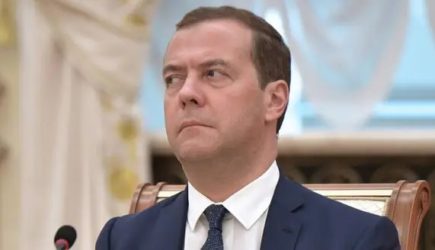 Дмитрий Медведев предложил заткнуть рот&nbsp;бедным деньгами