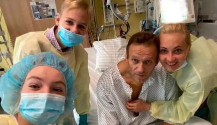 &laquo;Вчера смог дышать сам&raquo;: Навальный заговорил