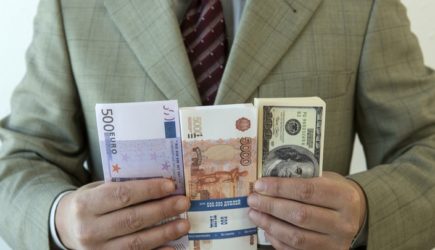 Кручу-верчу, запутать хочу: Вскрылось грандиозное мошенничество с пенсиями — счёт на миллиарды