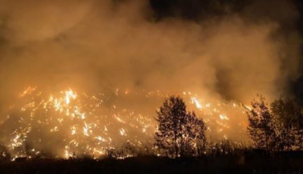 Появилось зрелищное видео горевшей ночью свалки