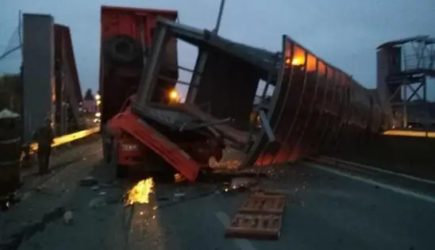 При обрушении пешеходного моста под Екатеринбургом погиб человек