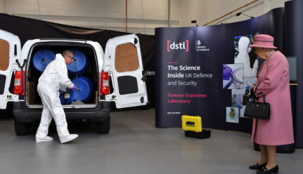 Елизавета II вышла из самоизоляции ради экспертов по &laquo;Новичку&raquo;