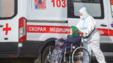 85-летнюю россиянку с коронавирусом привязали к кровати и сломали ей руку