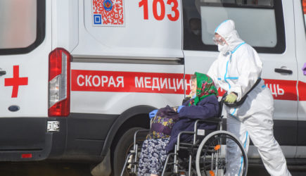 85-летнюю россиянку с коронавирусом привязали к кровати и сломали ей руку