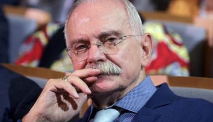 Михалкова ударили мордой об стол