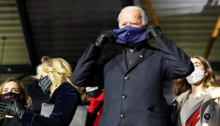 Байден выиграл голосование на первом открывшемся участке в США