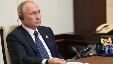 Песков раскрыл тайну странной игрушки на столе Путина