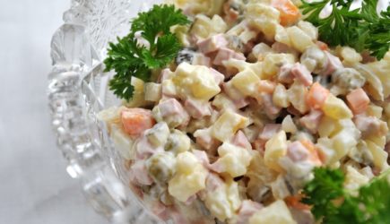 Жирный и вредный: Диетолог дала совет тем, кому нельзя, но очень хочется оливье на Новый год