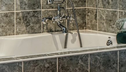 Россиянка уронила в ванну телефон и погибла