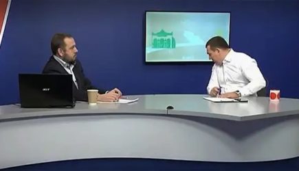 Российский мэр&nbsp;плюнул на&nbsp;пол&nbsp;в&nbsp;прямом эфире