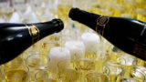 Врач назвал запрещенную при употреблении шампанского пищу
