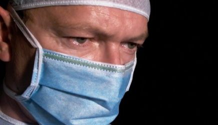 &laquo;Умирают не от COVID&raquo;: вирусолог объяснил, почему гибнут люди