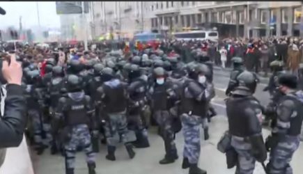 «Простите нас, братья»: Беснующиеся в Москве набрасываются на ОМОН — кадры с места