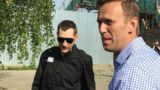 «Увезли полицейские»: Обыски ближнего круга Навального привели к задержанию его брата