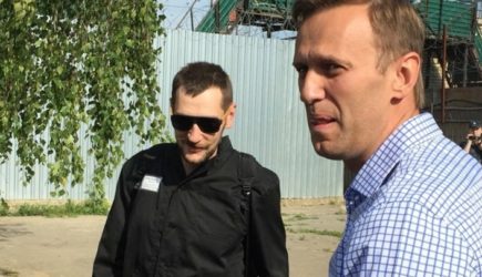 «Увезли полицейские»: Обыски ближнего круга Навального привели к задержанию его брата