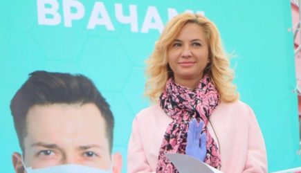 Сбежавшая за границу российская экс-министр позвонила следователям