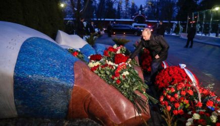 Надвигается буря: Политолог расшифровал поведение Путина у могилы Ельцина