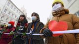 На Арбате в Москве женщины выстроились в цепь солидарности