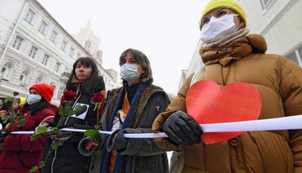 На Арбате в Москве женщины выстроились в цепь солидарности