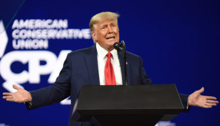 Трампу хватило четырёх слов о Байдене — зал потонул в диком хохоте