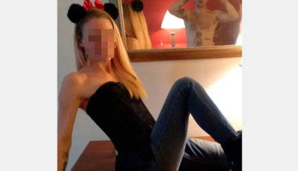 Неожиданная деталь на фото девушки повеселила пользователей Tinder