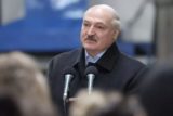 Лукашенко пошутил насчет падающего Байдена