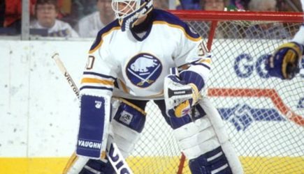 Самая жуткая травма в истории хоккея. Вратарю перерезали горло коньком — видео