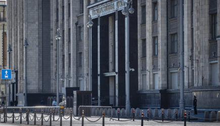 Депутаты отменили указ Путина: «Половина Госдумы и Совфеда пойдут подметать улицы»