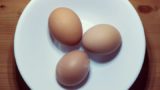Хитрый русский способ чистить яйца поставил китайцев в тупик: «Обычной ложкой?»