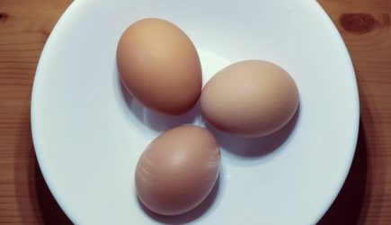 Хитрый русский способ чистить яйца поставил китайцев в тупик: «Обычной ложкой?»
