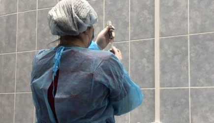 Эпидемиолог рассказал, кому не стоит делать прививку от Covid-19