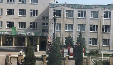 &#171;Спасла наших детей, а её погиб&#187;: Учительница в Казани до последнего защищала класс от убийцы