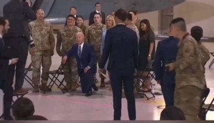 «Она сидела, скрестив ноги, а он колено преклонил»: старик Байден чудит