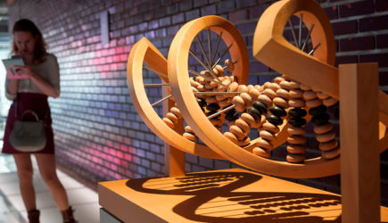 На возмездной основе: Зачем России кормить международных иждивенцев