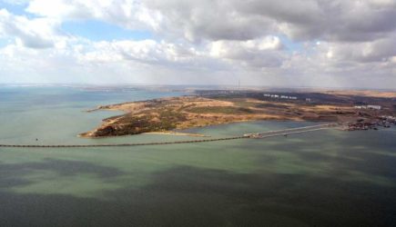 Керчь затопило: по дорогам плывут машины и лодки с жителями &ndash; видео