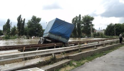 Путин поручил Шойгу направить силы на ликвидацию последствий наводнений в Крыму