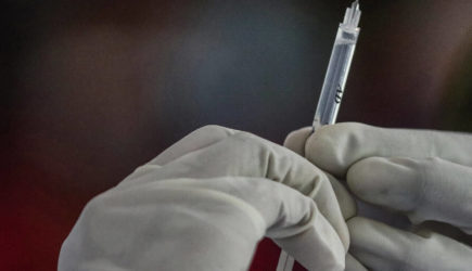 Назван главный симптом коронавируса у привитых