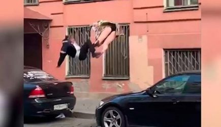 Падение с балкона дерущихся супругов в Питере: новые детали