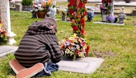 Страшная трагедия в РФ: ребенок убил маму на кладбище
