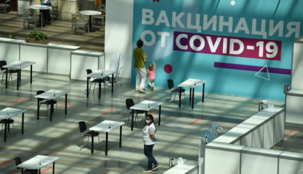 Чиновник отпугнул народ от вакцинации «постельным» советом