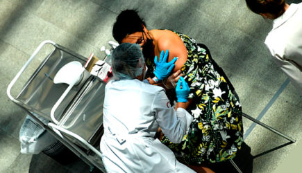 &#171;Святая женщина&#187;: Народ вступился за медсестру, вколовшую пациенту воду вместо ковид-вакцины