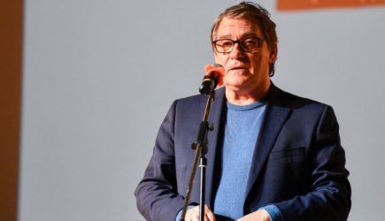 Гаркалин вспомнил, как Меньшов ползал перед ним на коленях