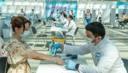 Роструд назвал правила отстранения от работы за отказ от вакцинации